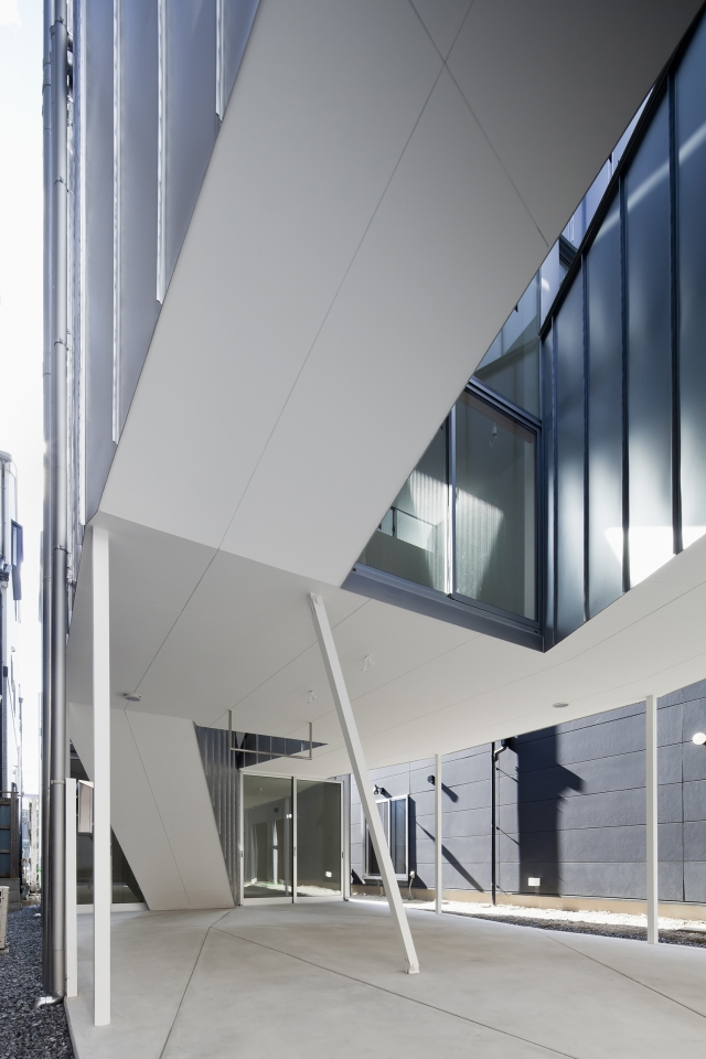 Dig in the Sky: photo by Shigeo Ogawa