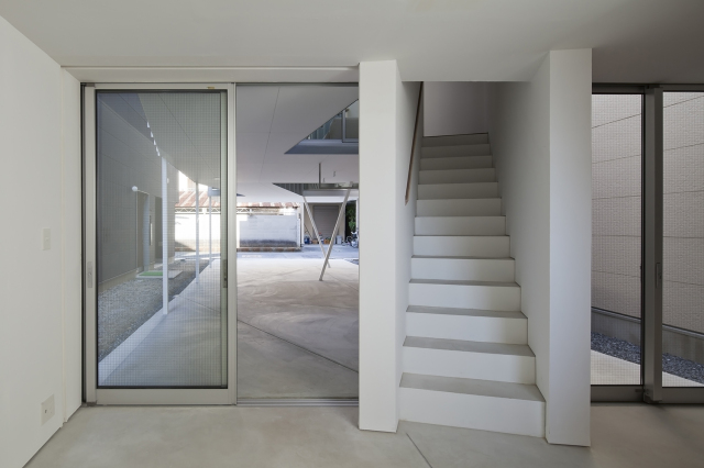 Dig in the Sky: photo by Shigeo Ogawa