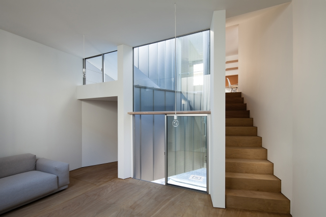 Dig in the Sky: photo by Shigeo Ogawa