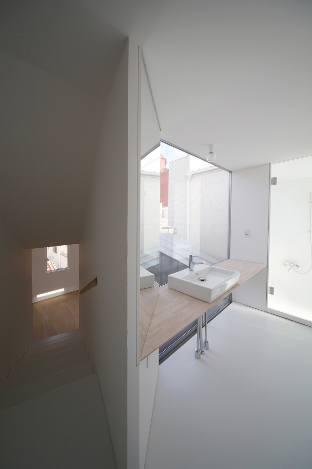 Dig in the Sky: photo by Shigeo Ogawa