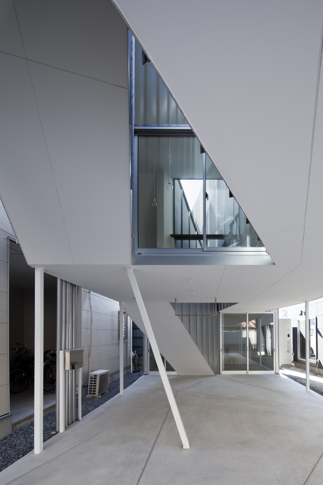 Dig in the Sky: photo by Shigeo Ogawa